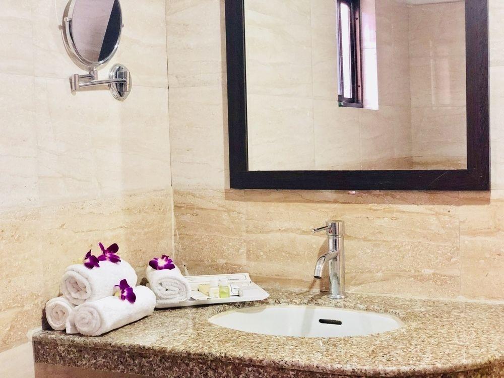 Hotel Prag Continental Guwahati Exteriör bild