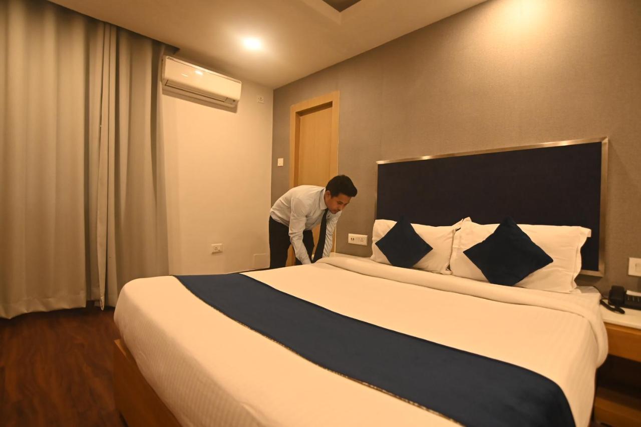 Hotel Prag Continental Guwahati Exteriör bild