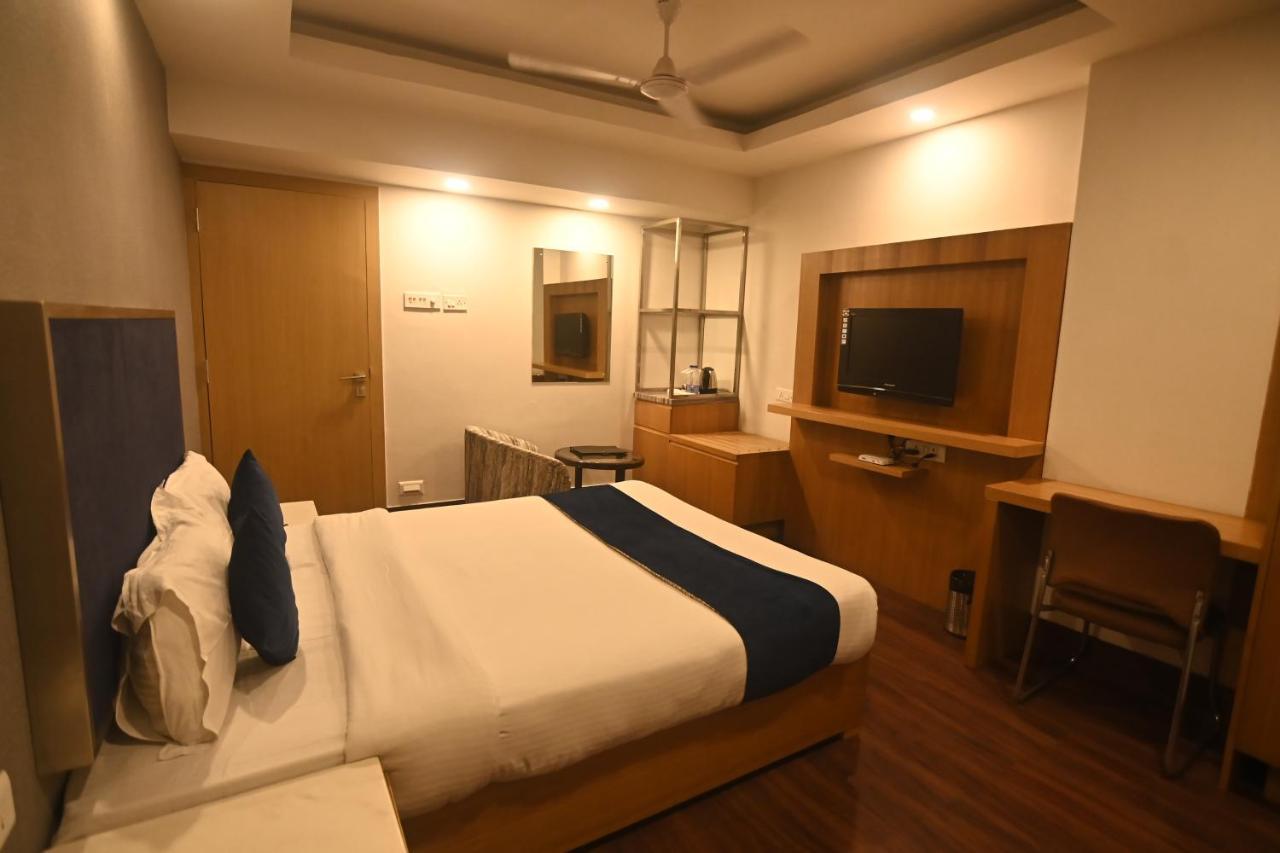 Hotel Prag Continental Guwahati Exteriör bild