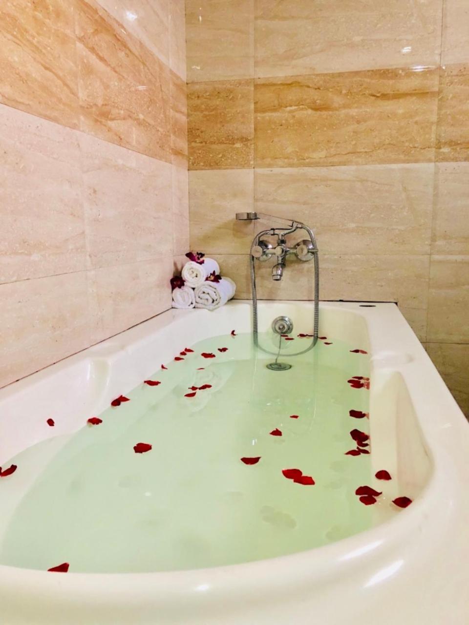 Hotel Prag Continental Guwahati Exteriör bild