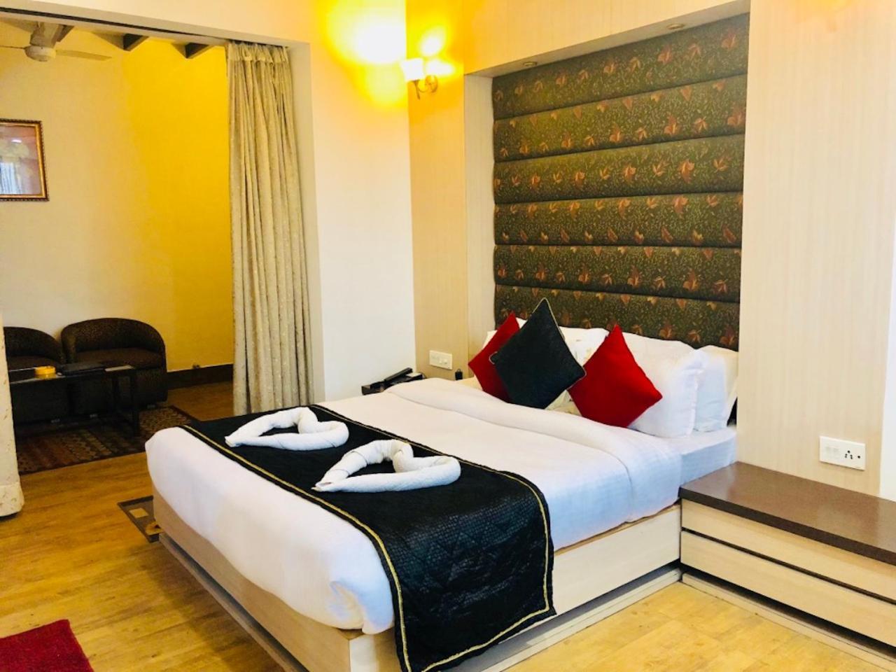 Hotel Prag Continental Guwahati Exteriör bild