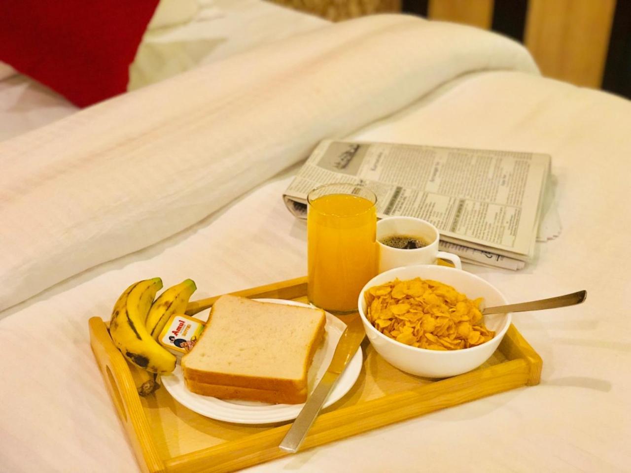 Hotel Prag Continental Guwahati Exteriör bild