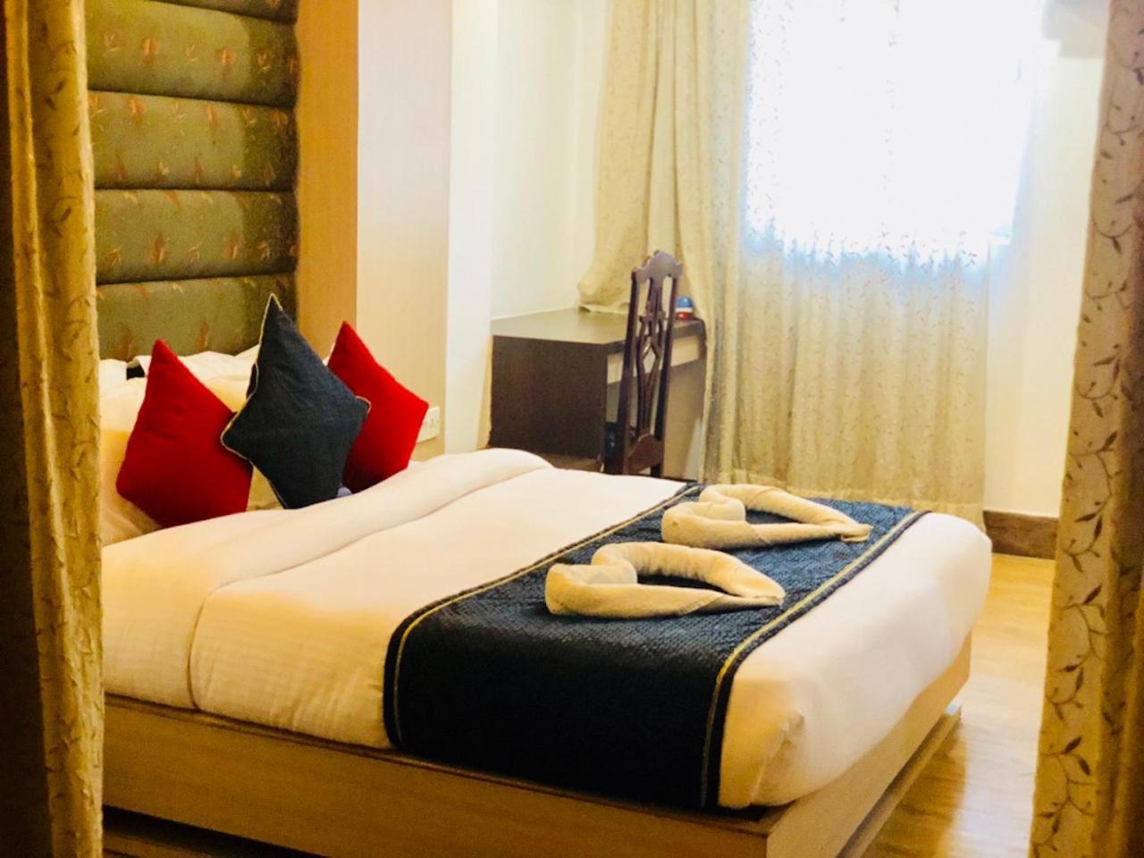 Hotel Prag Continental Guwahati Exteriör bild