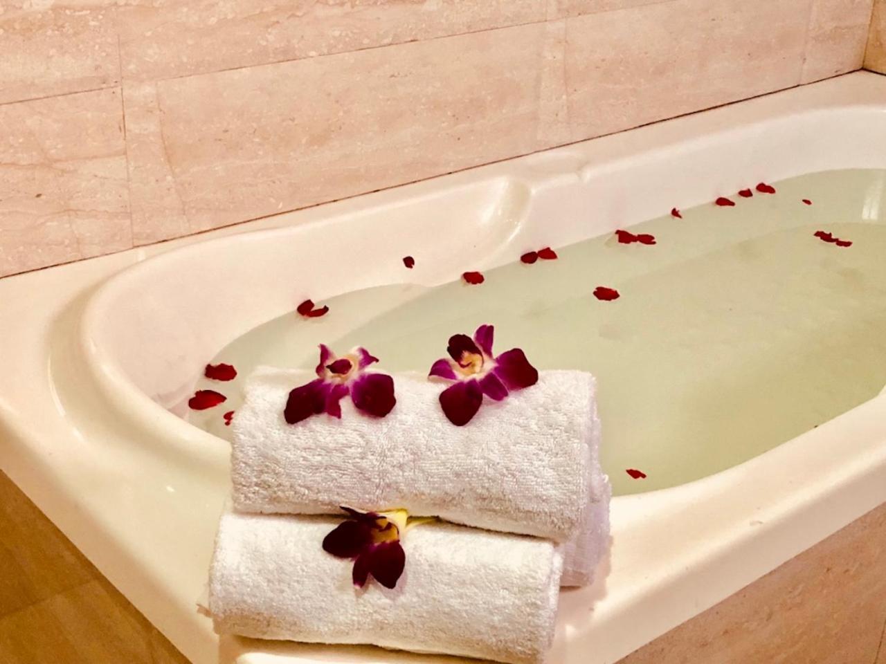 Hotel Prag Continental Guwahati Exteriör bild