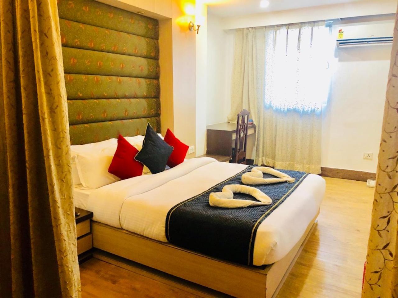Hotel Prag Continental Guwahati Exteriör bild