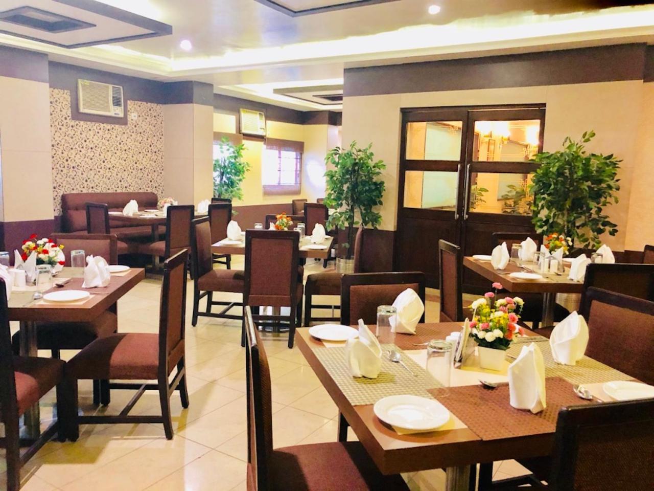 Hotel Prag Continental Guwahati Exteriör bild