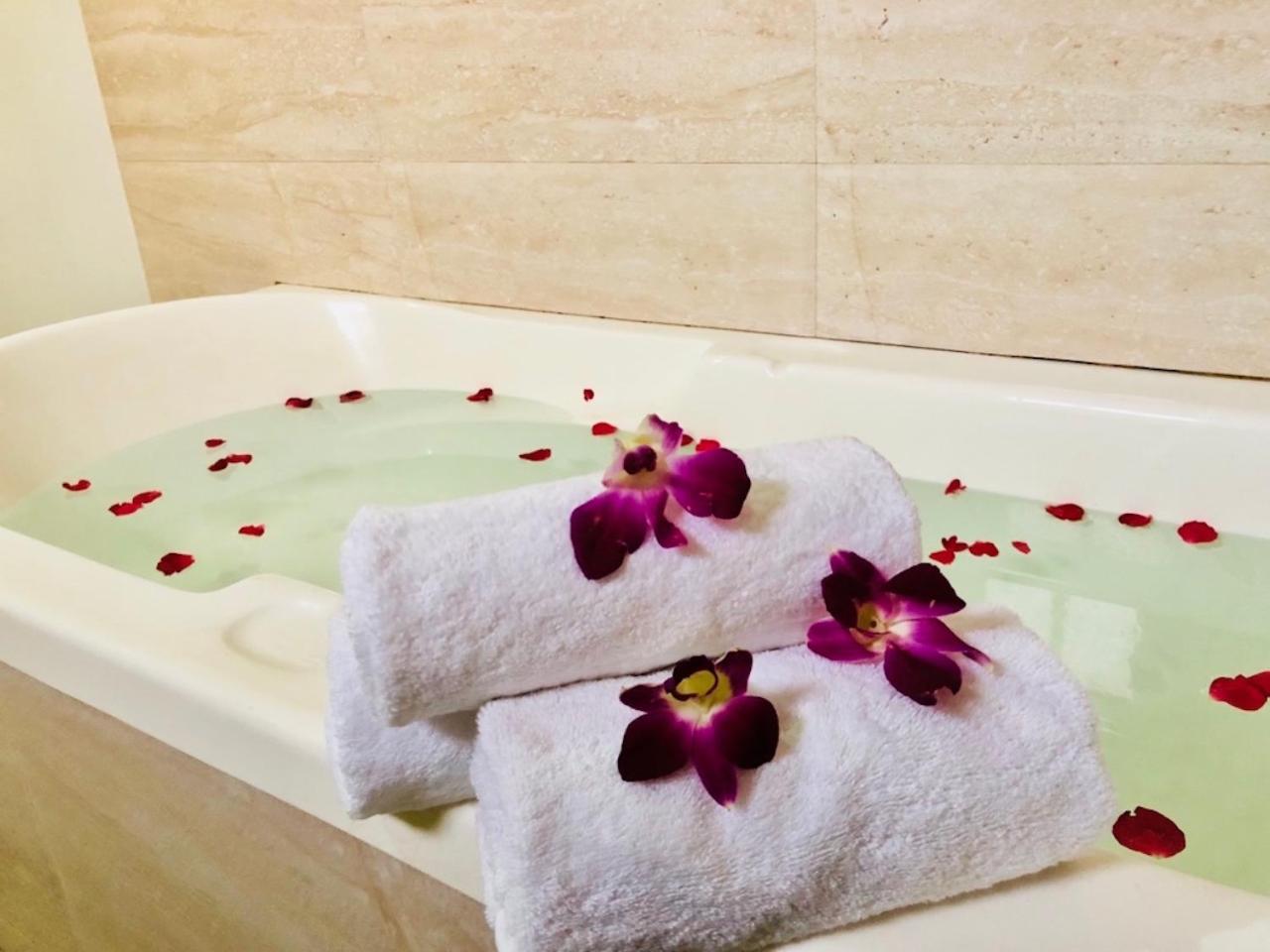 Hotel Prag Continental Guwahati Exteriör bild